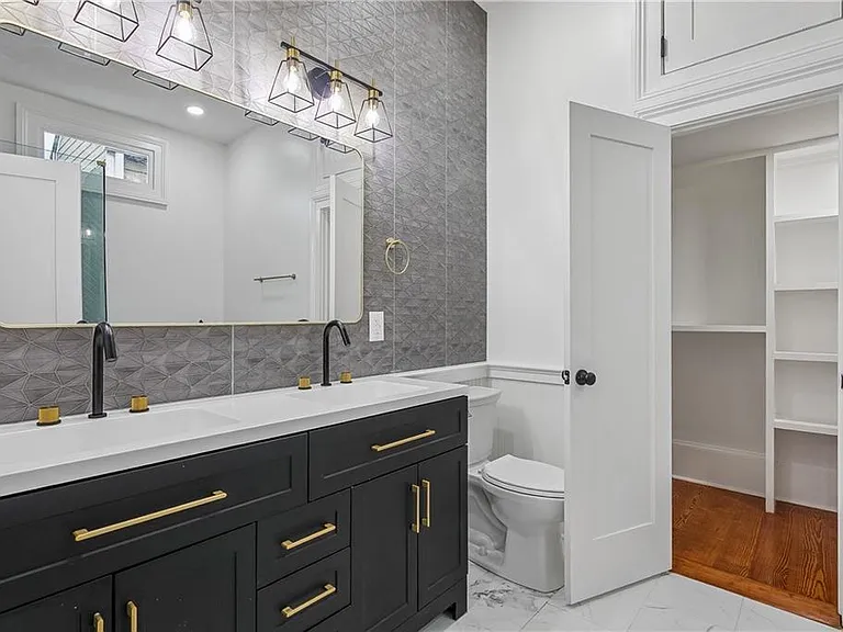 1421 Spain St — Photo 10