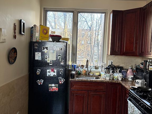 3rd image of 671 Henry St #2R