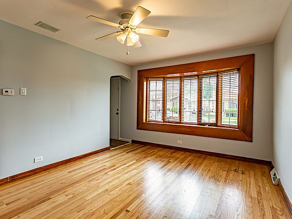 3rd image of 4904 S La Crosse Ave