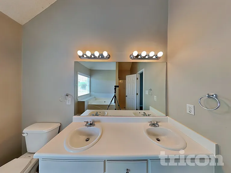 1055 Maria Dr — Photo 9