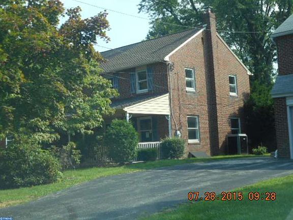 3rd image of 521 Royal Ave