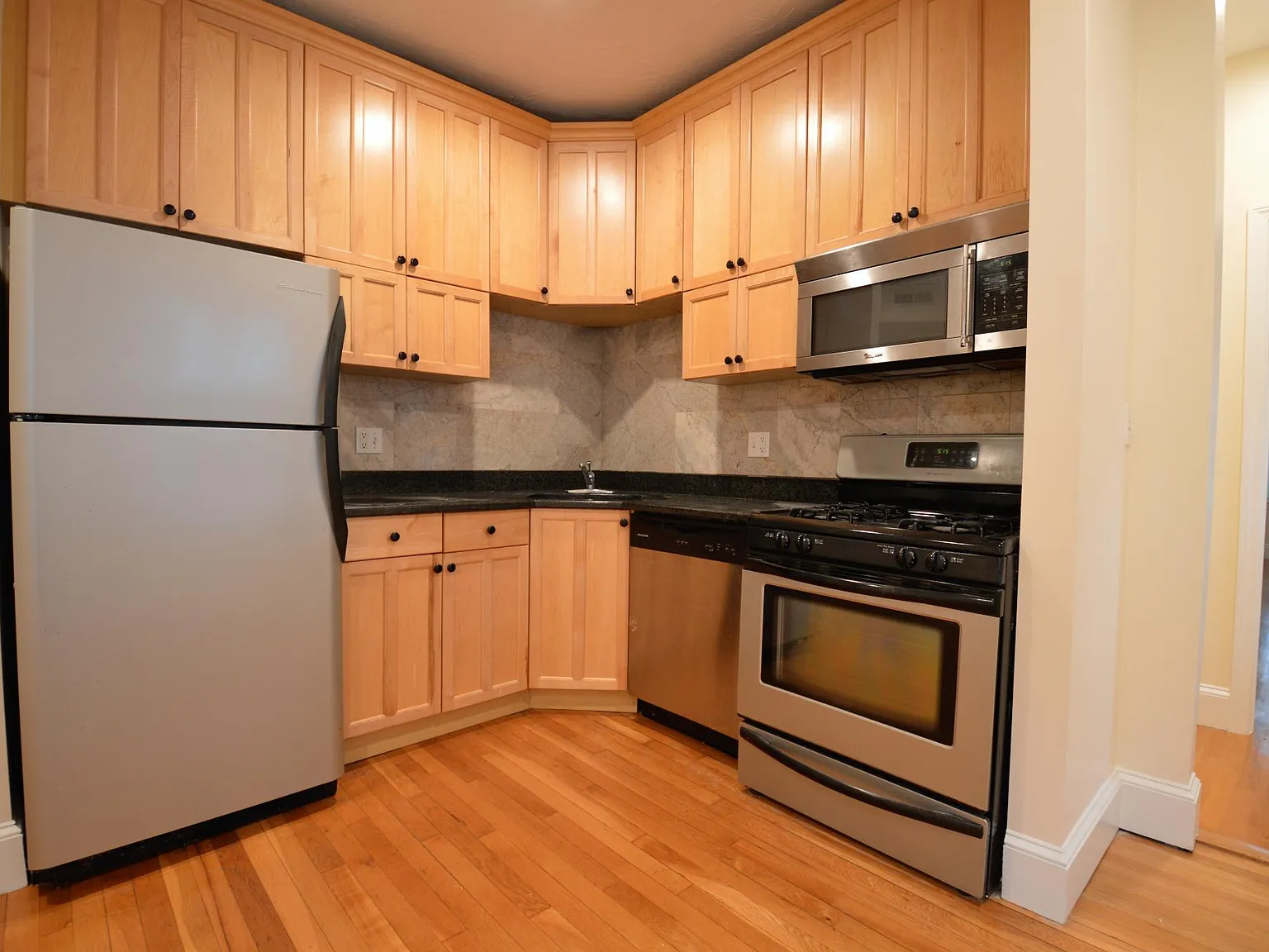 3 bed, 1400 sqft, $4,700 — Photo 3