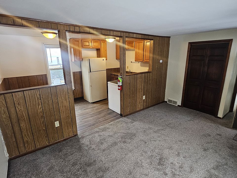 1st image of 712 1/2 E 1st St APT 1