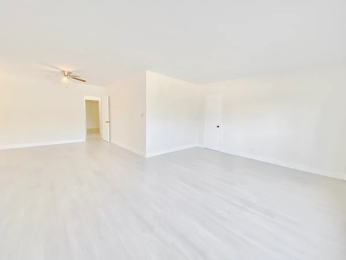 Building Photo - 10860 Blix St #1