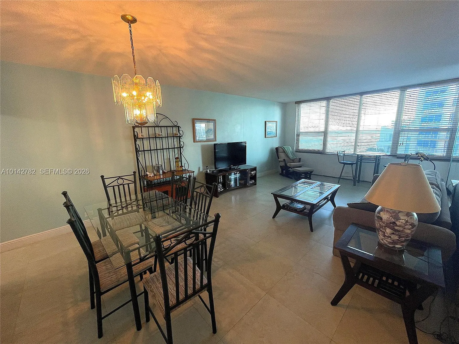 Alexander Towers Condo — Photo 3