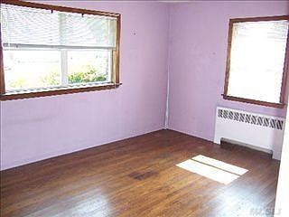 3rd image of 828 Park Ln S