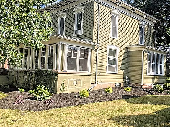3rd image of 319 W Walnut St