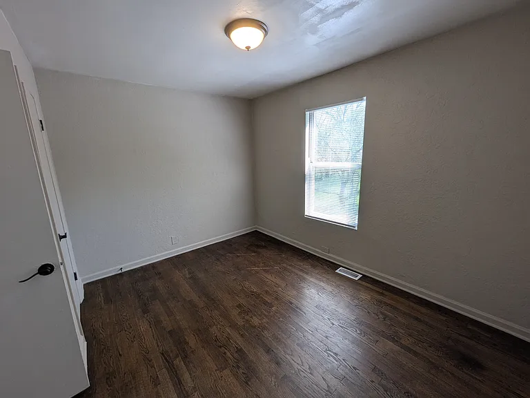 109 N Vermont St — Photo 7
