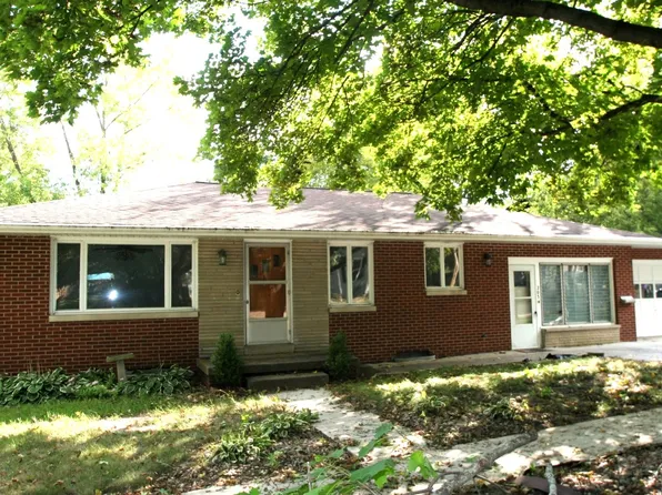 203 W 4th St, Mackinaw, IL 61755