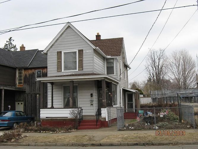 1st image of 221 Plum St