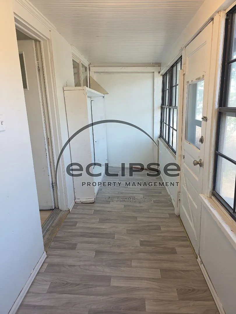 2 bed, 1.0 bath, 991 sqft, $1,200 — Photo 2