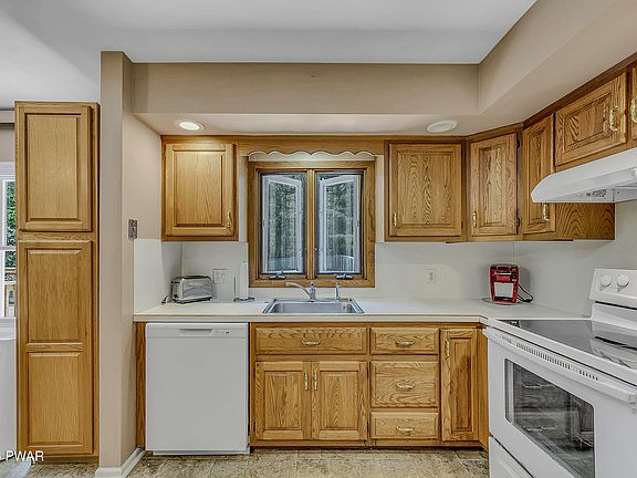 3rd image of 604 Circle Dr