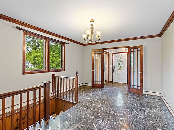5th image of 1301 Tower Ln