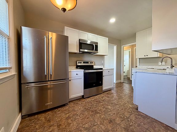 Newly remodeled kitchen w/ new stainless steel appliances