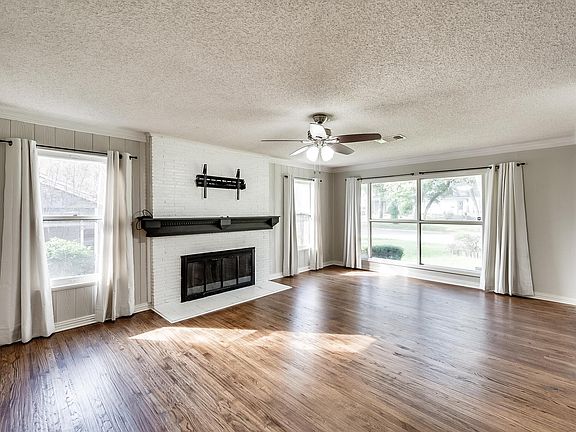 4th image of 924 Red Oak Ln