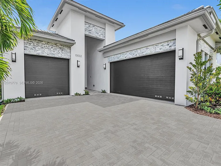 10032 Stockrun Dr — Photo 2