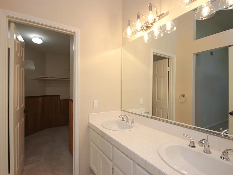 1074 Rocton Dr — Photo 24