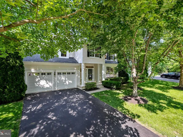 17542 Falls Pl, Round Hill, VA 20141