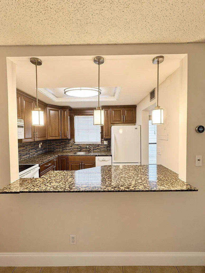719 Lori Dr — Photo 2