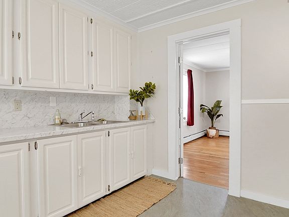 4th image of 100 Caton Ln
