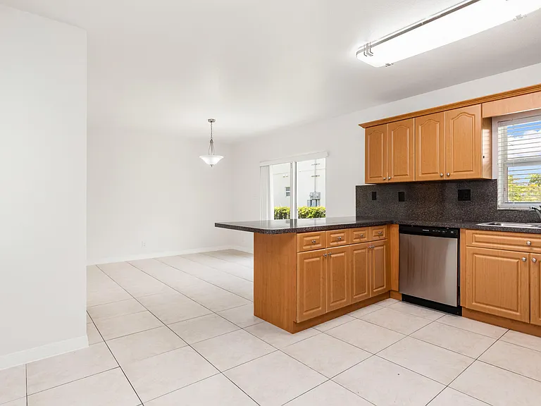 24 SW 6th St #2 — Photo 5