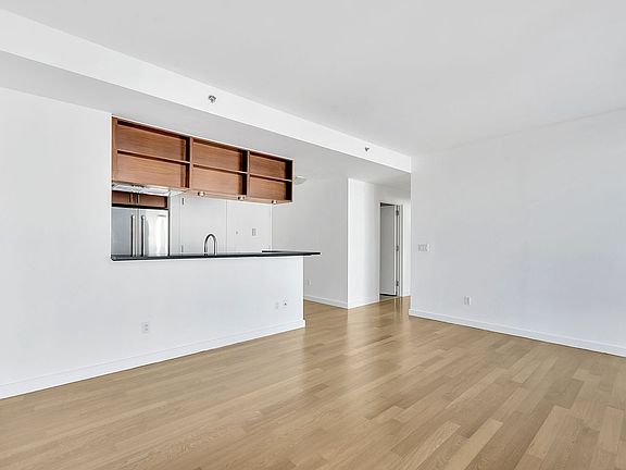 3rd image of 225 W 60th St APT 7E