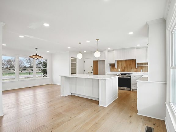 3rd image of 414 Winwood Dr
