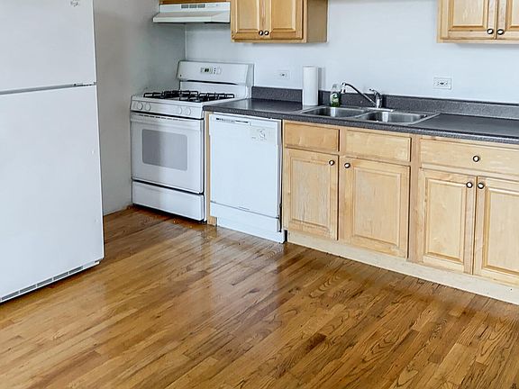 4th image of 2452 N Southport Ave #2