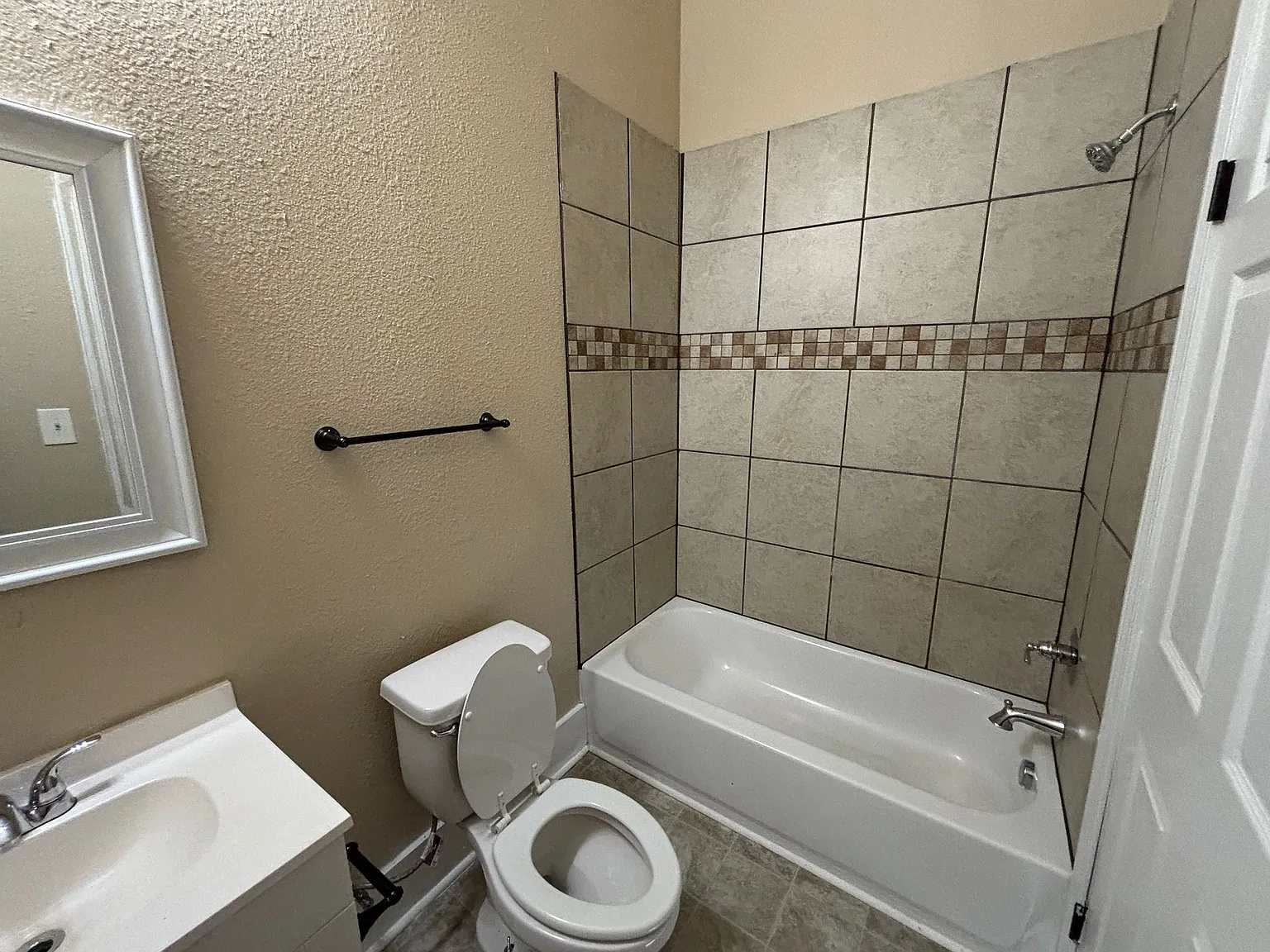 1222 W 19th St B — Photo 2