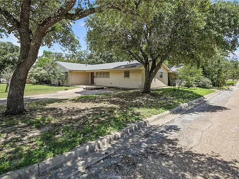 305 Brookside Dr W — Photo 5