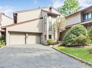 8 Stonegate Dr, Watchung, NJ 07069