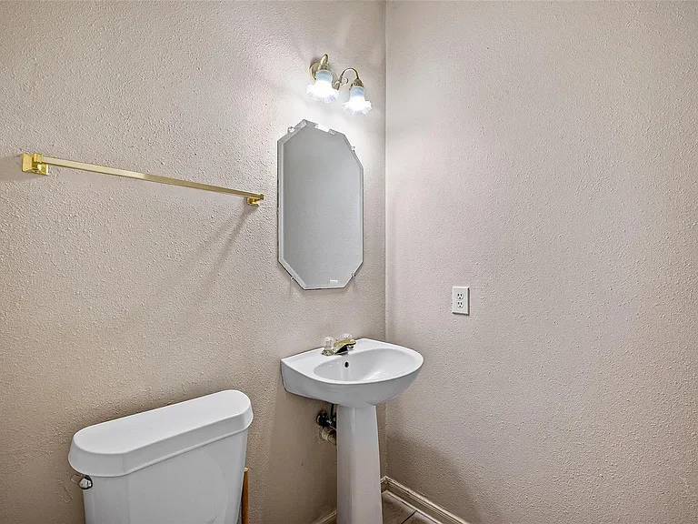 2411 Charter Oaks Ct — Photo 14