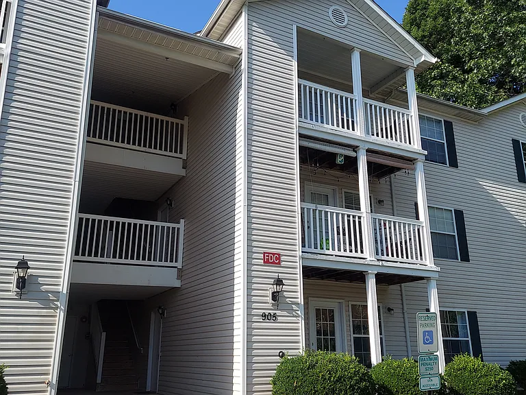 905 Hanahan Ct #1B — Photo 2