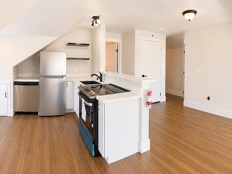 207 Chester Ave — Photo 5