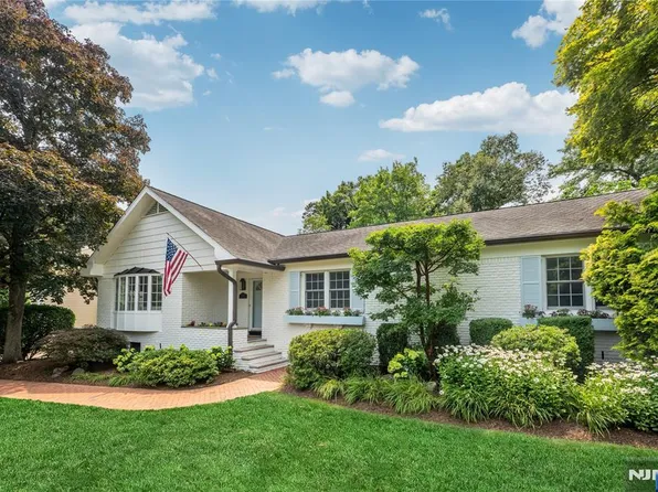 110 Ackerman Ave, Ho-ho-kus, NJ 07423