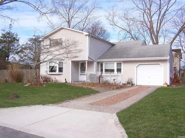 39 Henry Avenue, Selden, NY 11784