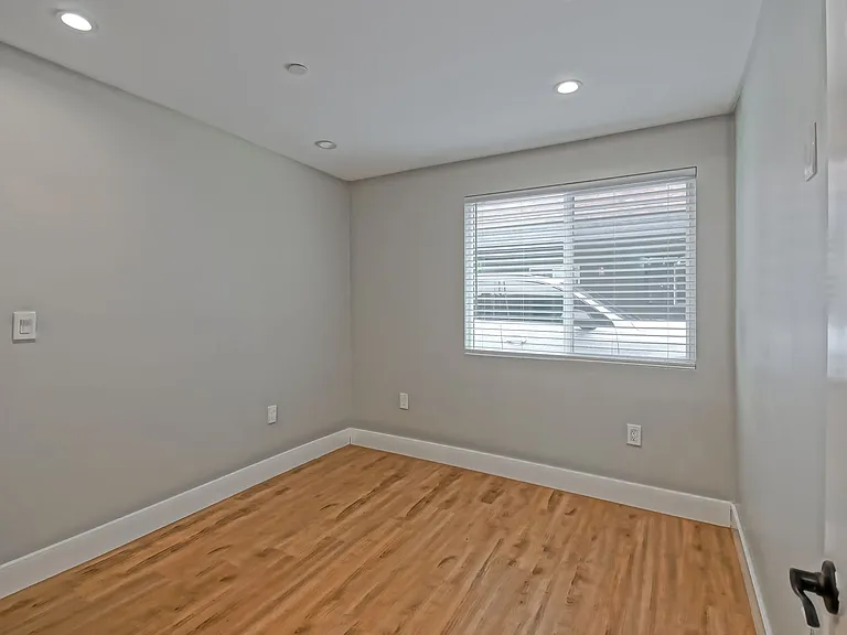 1923 Vanderbilt Ln — Photo 19