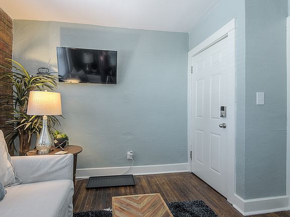 3rd image of 3809 Mercier St #202