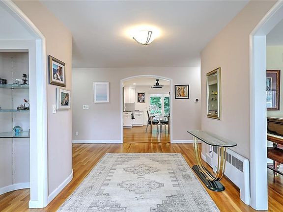 4th image of 22 Glen Dr
