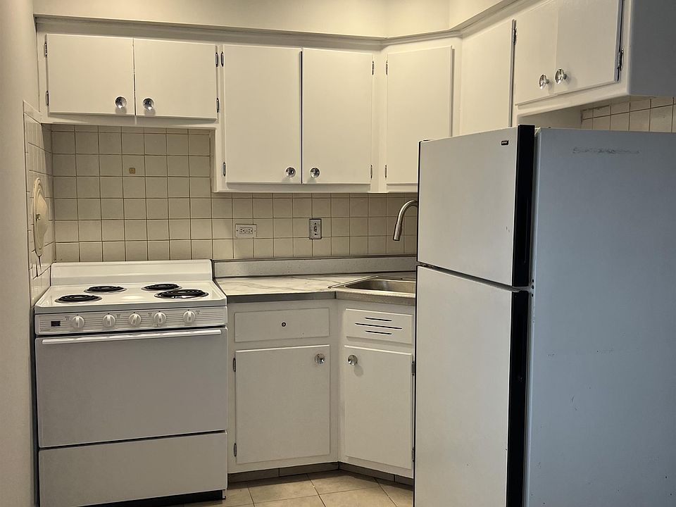 1st image of 4014 W 103rd St #7