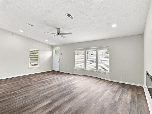 4th image of 2212 Greenlawn St