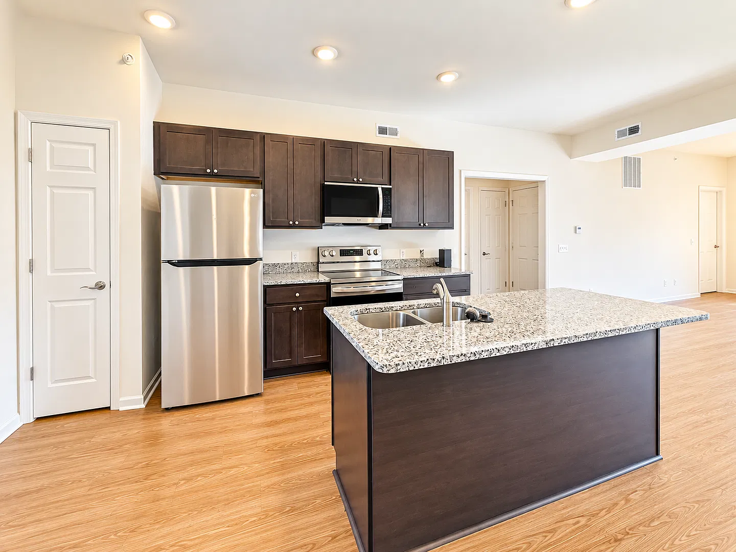 2 Bed 2 Bath Condo's for Rent — Photo 4