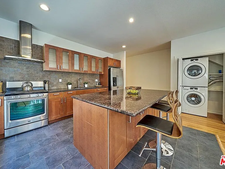 614 N Genesee Ave — Photo 9