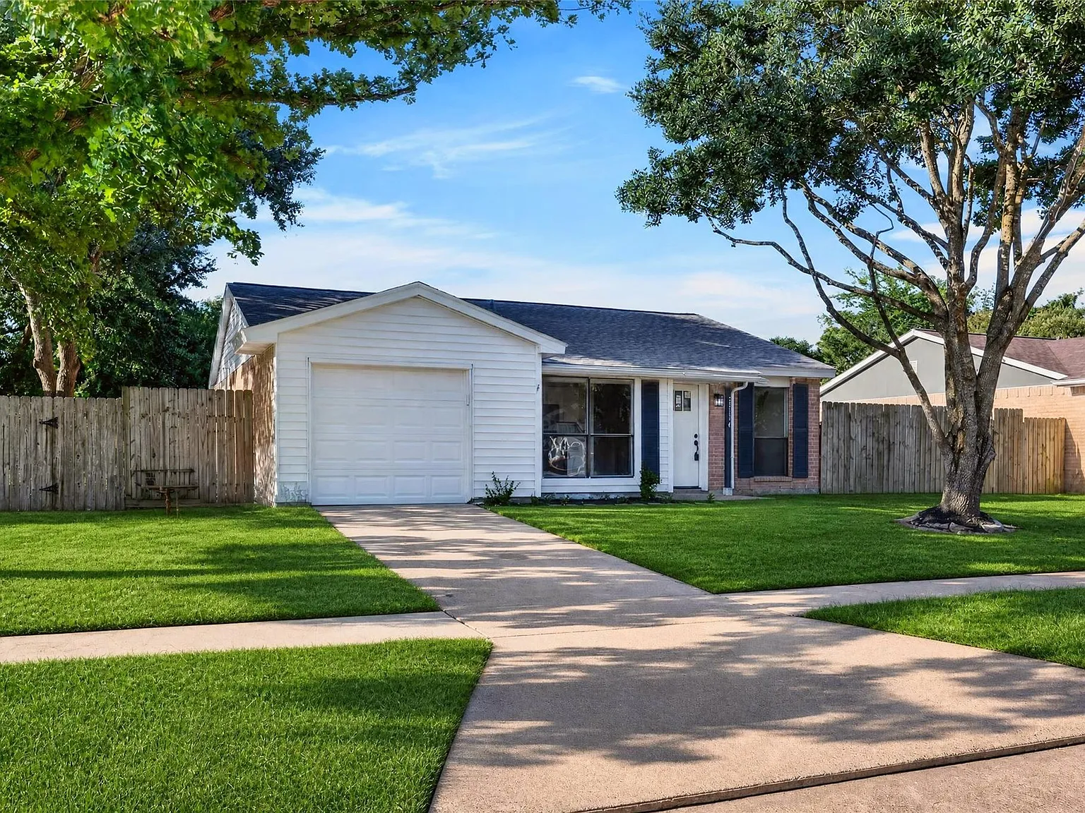 3 bed, 1.0 bath, 998 sqft, $1,650 — Photo 3