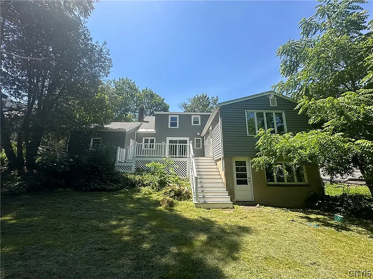 11 Winmar Cres — Photo 3