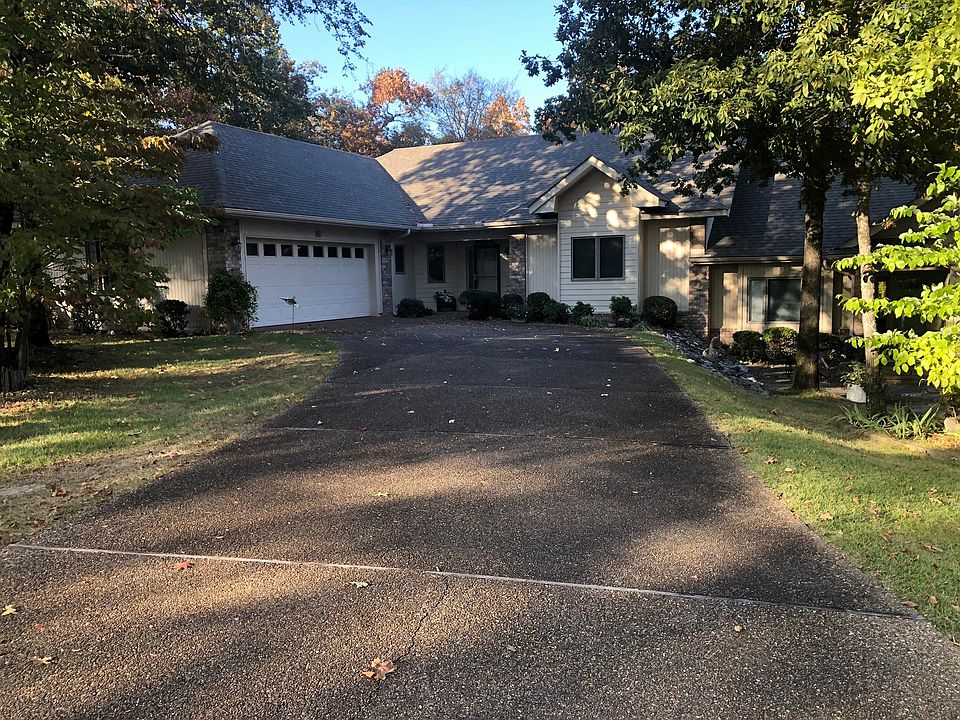 Only one street for this quiet neighborhood.