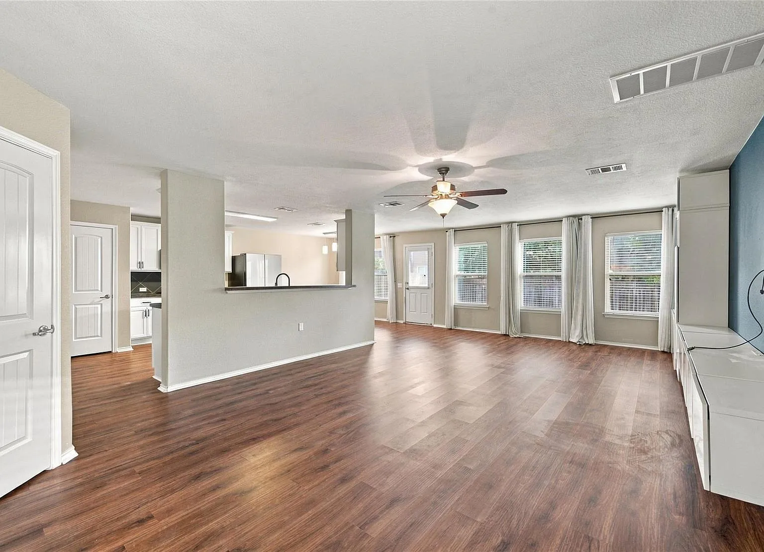 4 bed, 2.5 bath, 2240 sqft, $2,300 — Photo 4