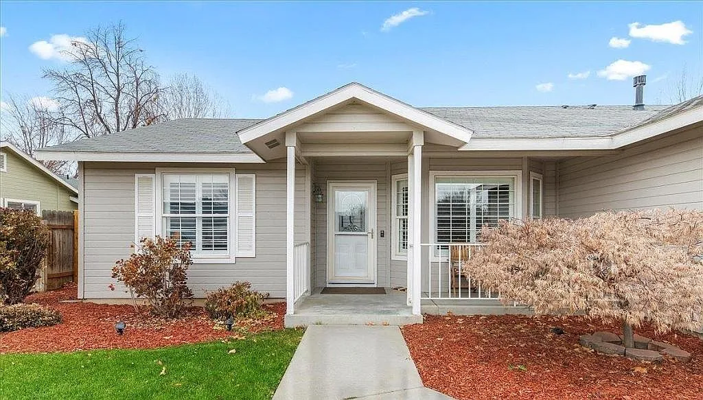 1020 N Crestley Ave — Photo 2