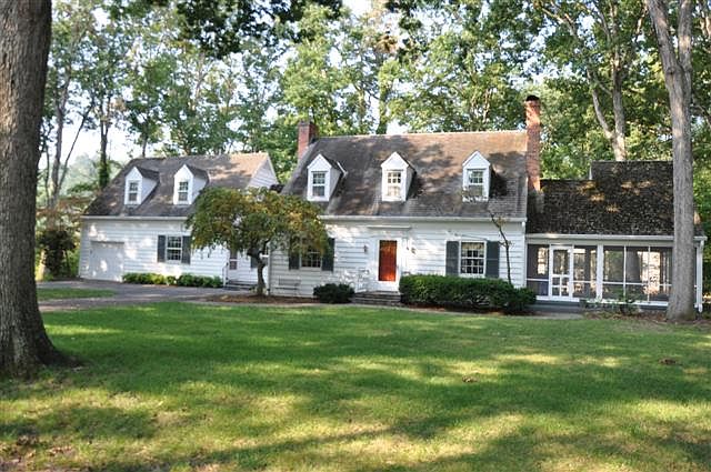 1st image of 822 White Oak Dr