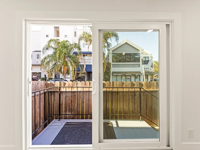 4329 Van Nuys Blvd — Photo 9